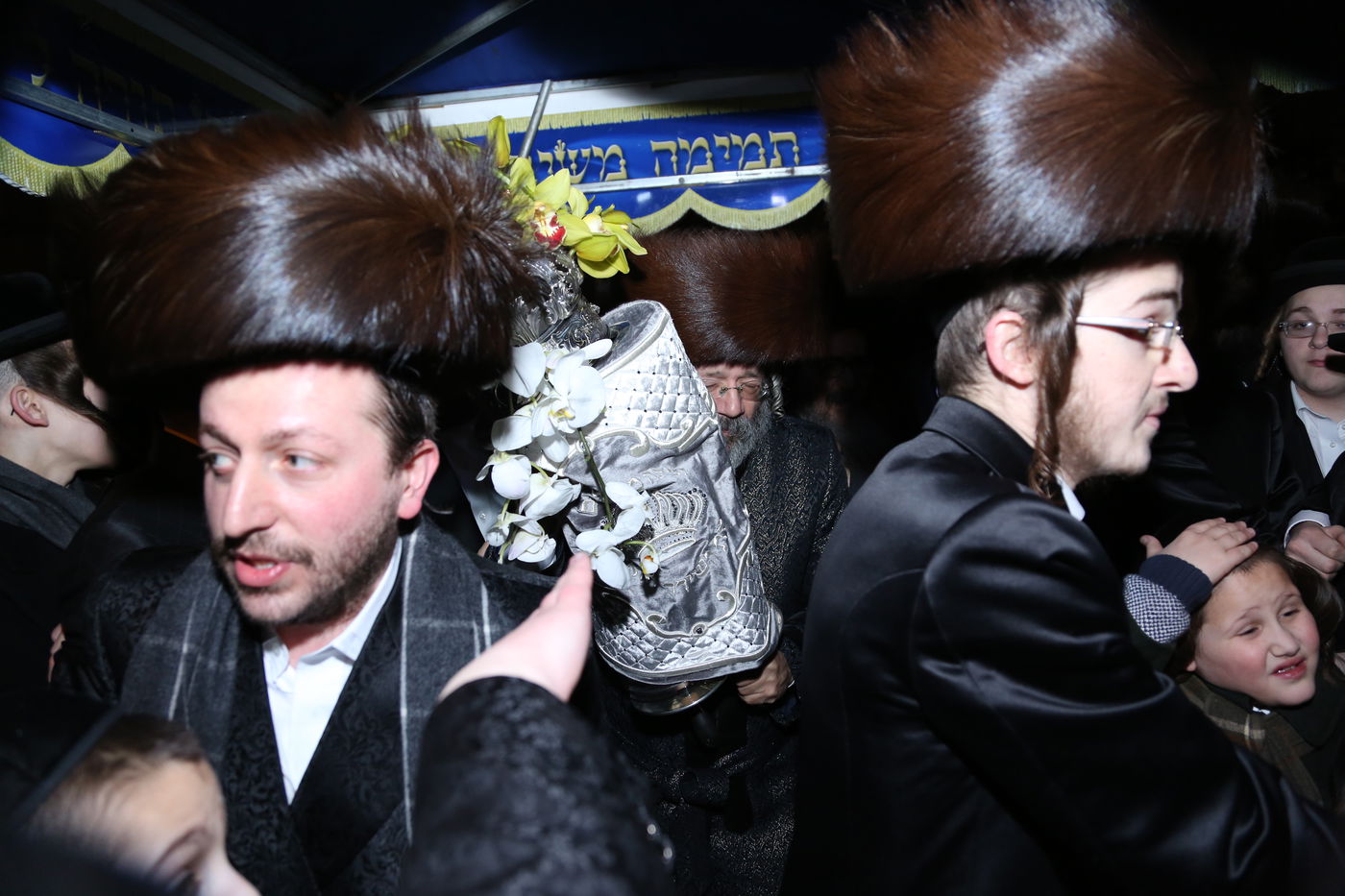 הכנסת ס"ת לזכר הנגיד מנחם שטארק הי"ד • תיעוד