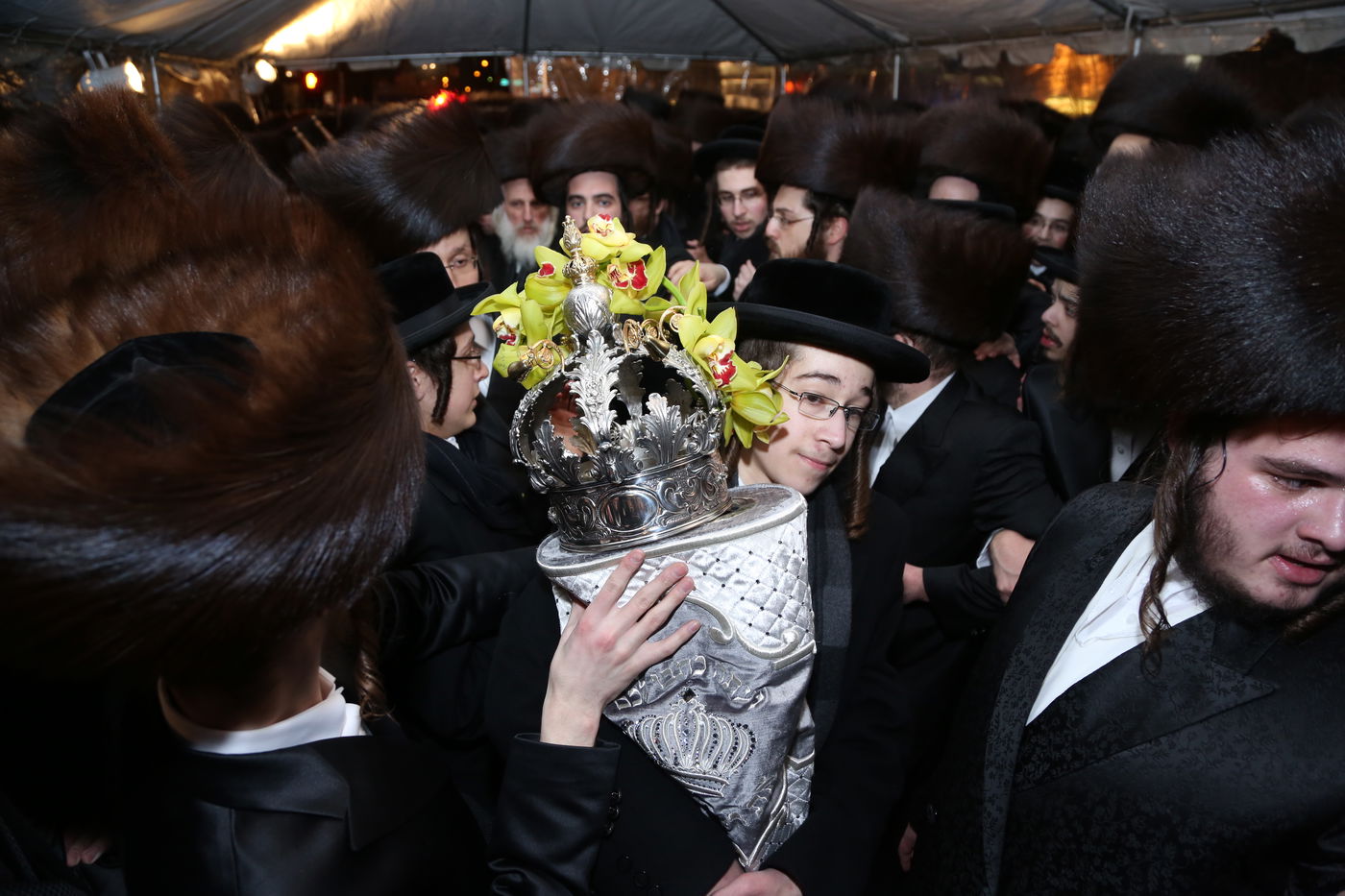 הכנסת ס"ת לזכר הנגיד מנחם שטארק הי"ד • תיעוד