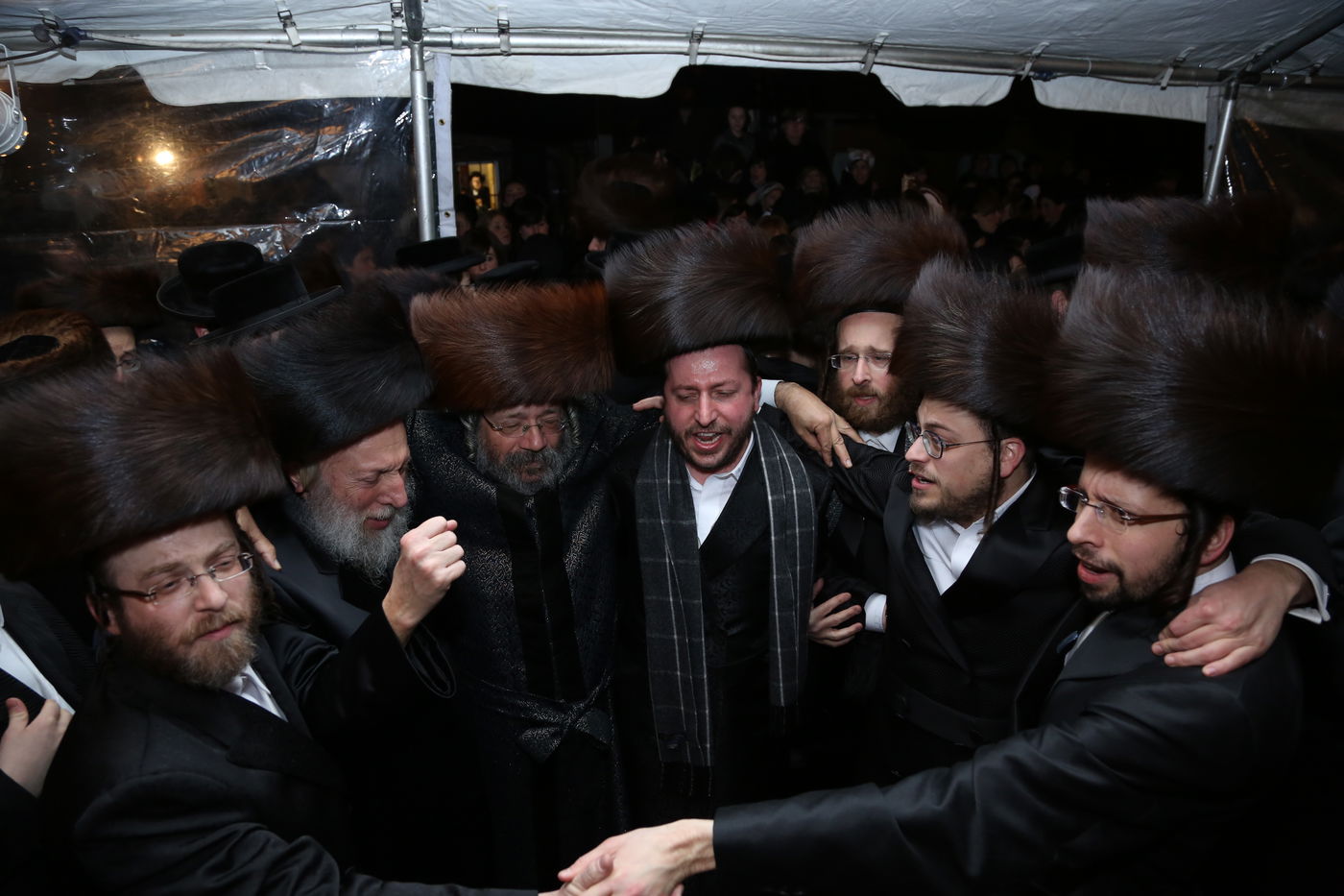 הכנסת ס"ת לזכר הנגיד מנחם שטארק הי"ד • תיעוד