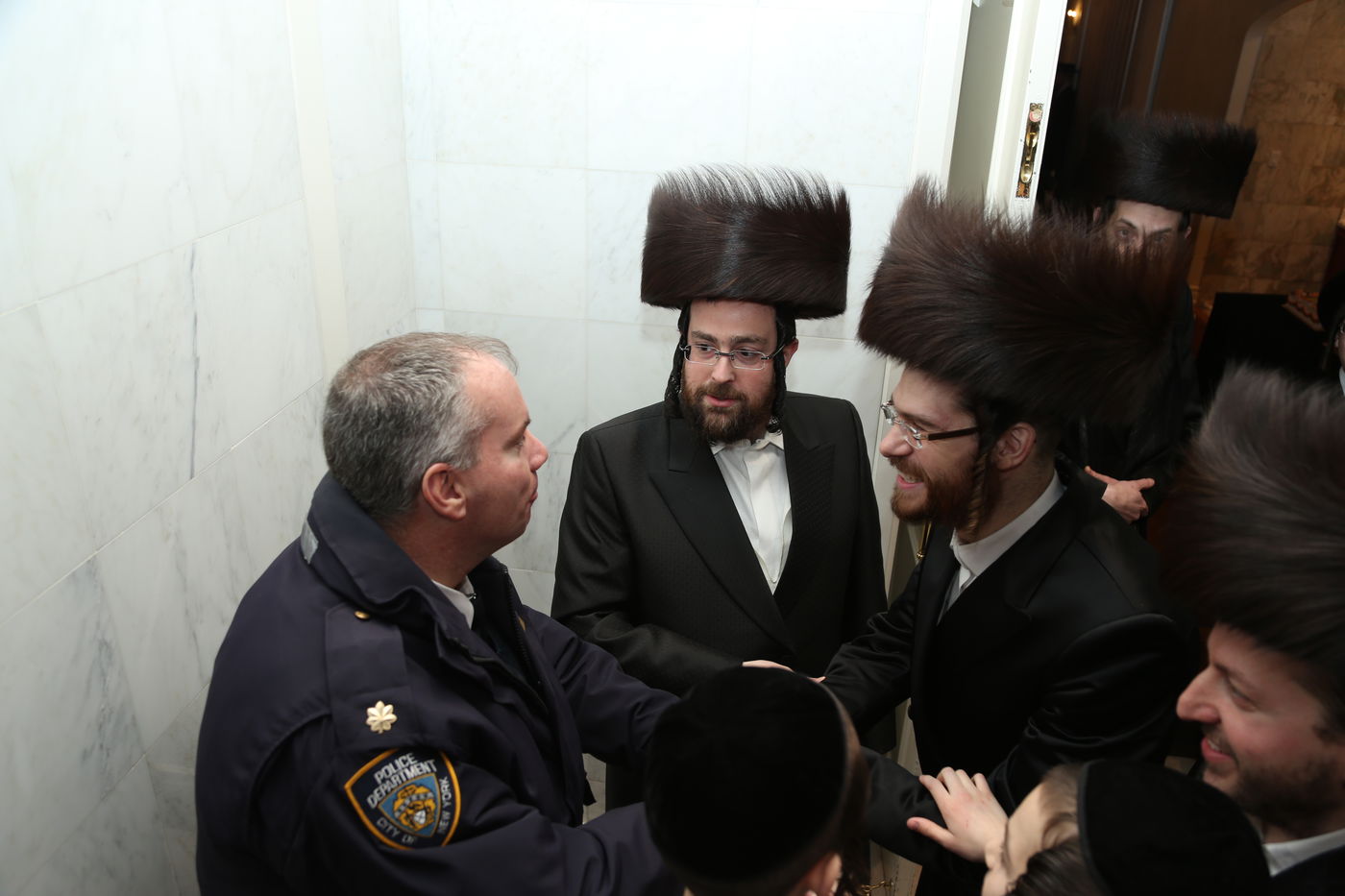 הכנסת ס"ת לזכר הנגיד מנחם שטארק הי"ד • תיעוד