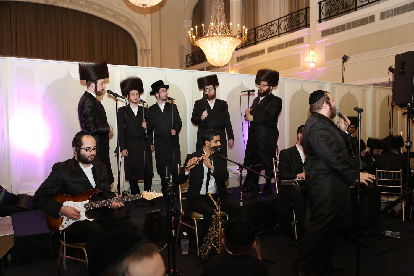 הכנסת ס"ת לזכר הנגיד מנחם שטארק הי"ד • תיעוד