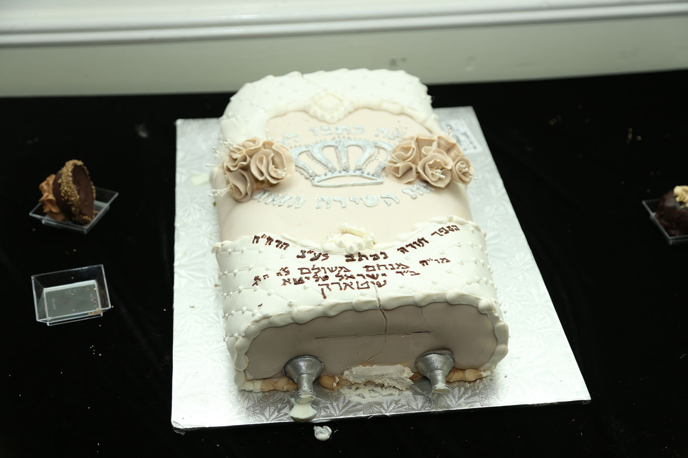 הכנסת ס"ת לזכר הנגיד מנחם שטארק הי"ד • תיעוד