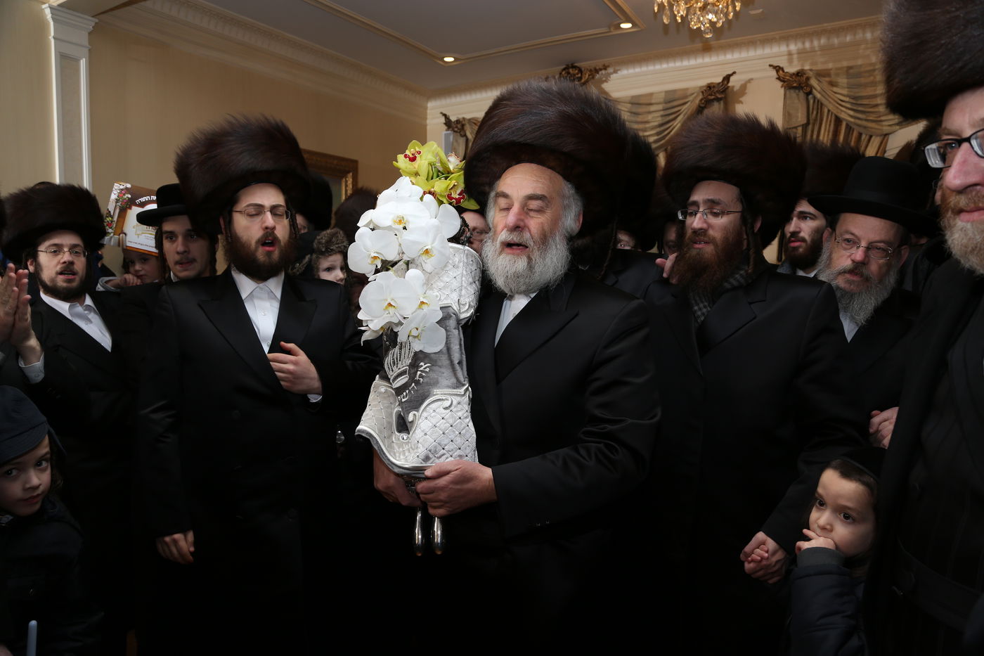 הכנסת ס"ת לזכר הנגיד מנחם שטארק הי"ד • תיעוד