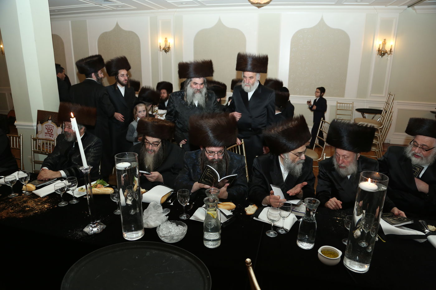 הכנסת ס"ת לזכר הנגיד מנחם שטארק הי"ד • תיעוד