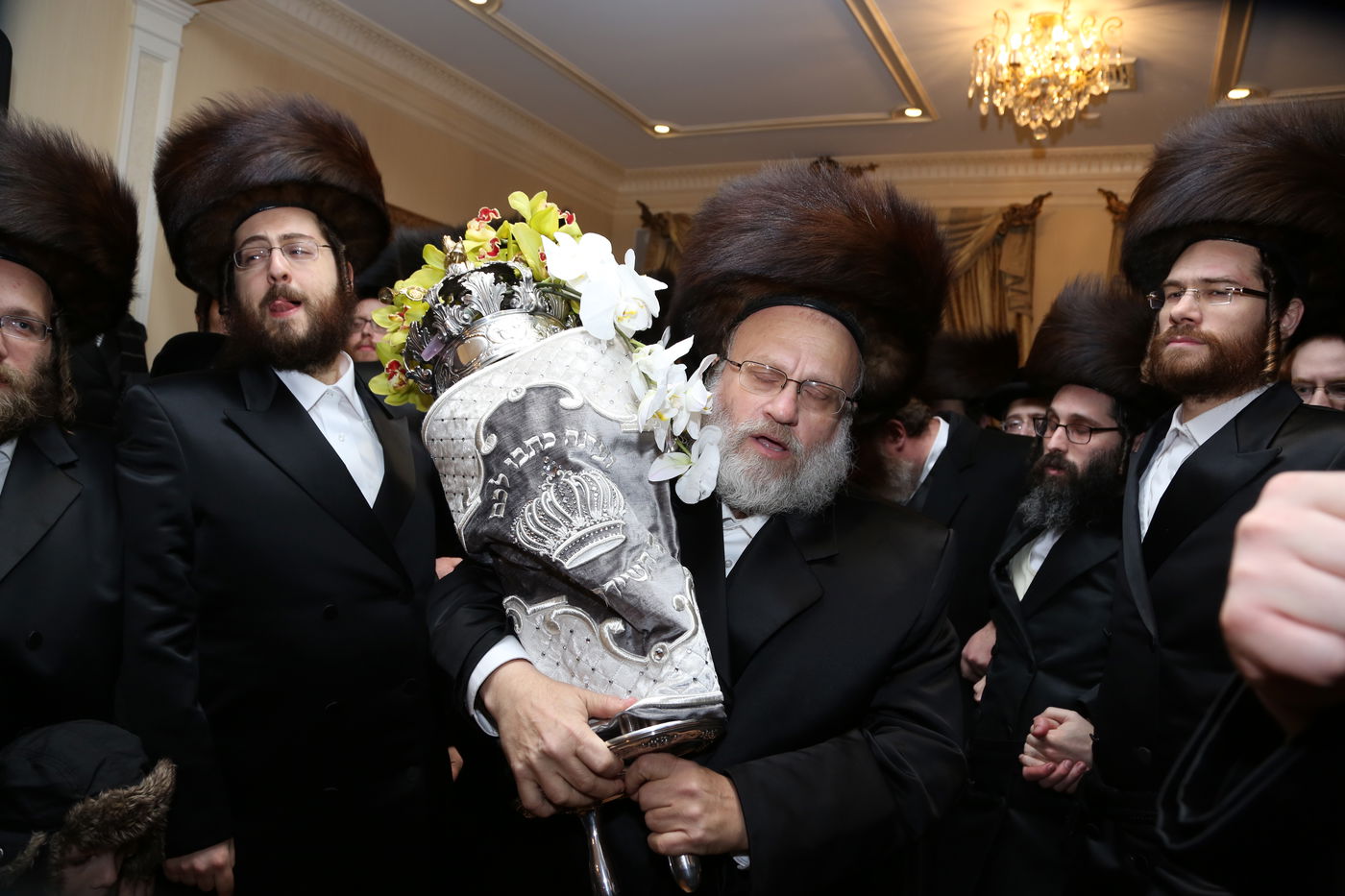 הכנסת ס"ת לזכר הנגיד מנחם שטארק הי"ד • תיעוד