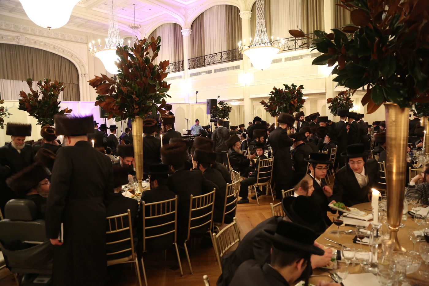 הכנסת ס"ת לזכר הנגיד מנחם שטארק הי"ד • תיעוד