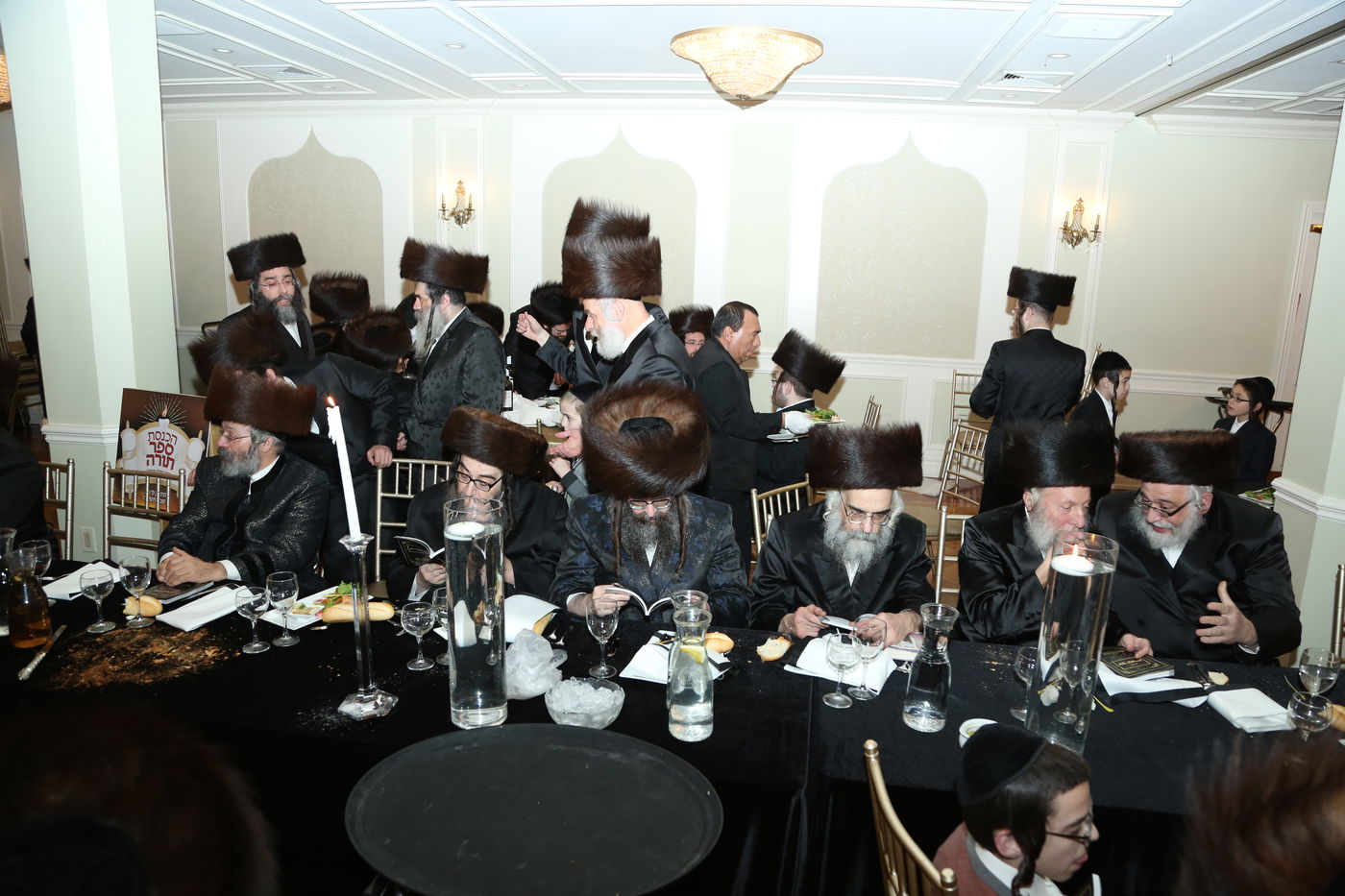 הכנסת ס"ת לזכר הנגיד מנחם שטארק הי"ד • תיעוד