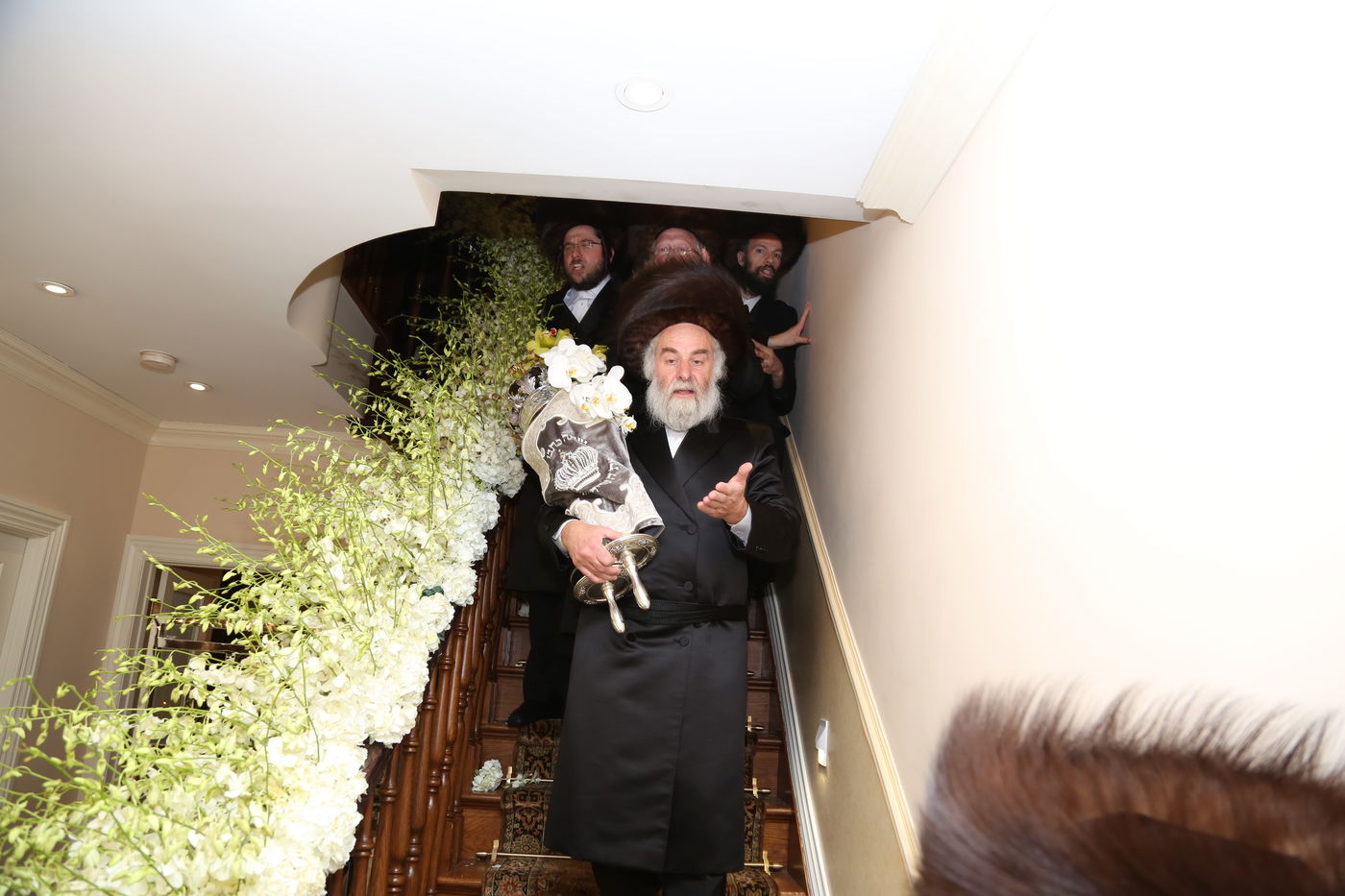 הכנסת ס"ת לזכר הנגיד מנחם שטארק הי"ד • תיעוד