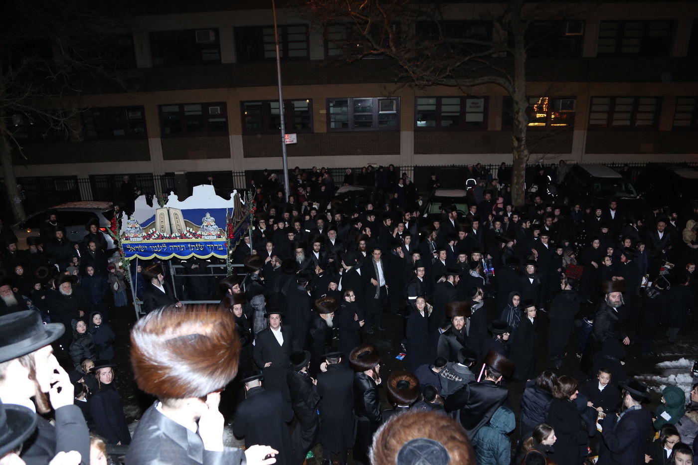 הכנסת ס"ת לזכר הנגיד מנחם שטארק הי"ד • תיעוד