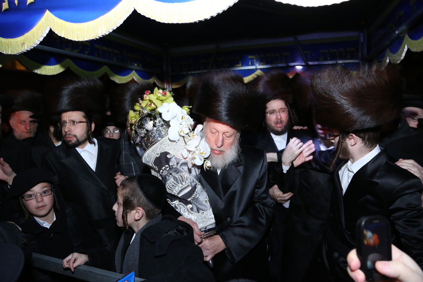 הכנסת ס"ת לזכר הנגיד מנחם שטארק הי"ד • תיעוד