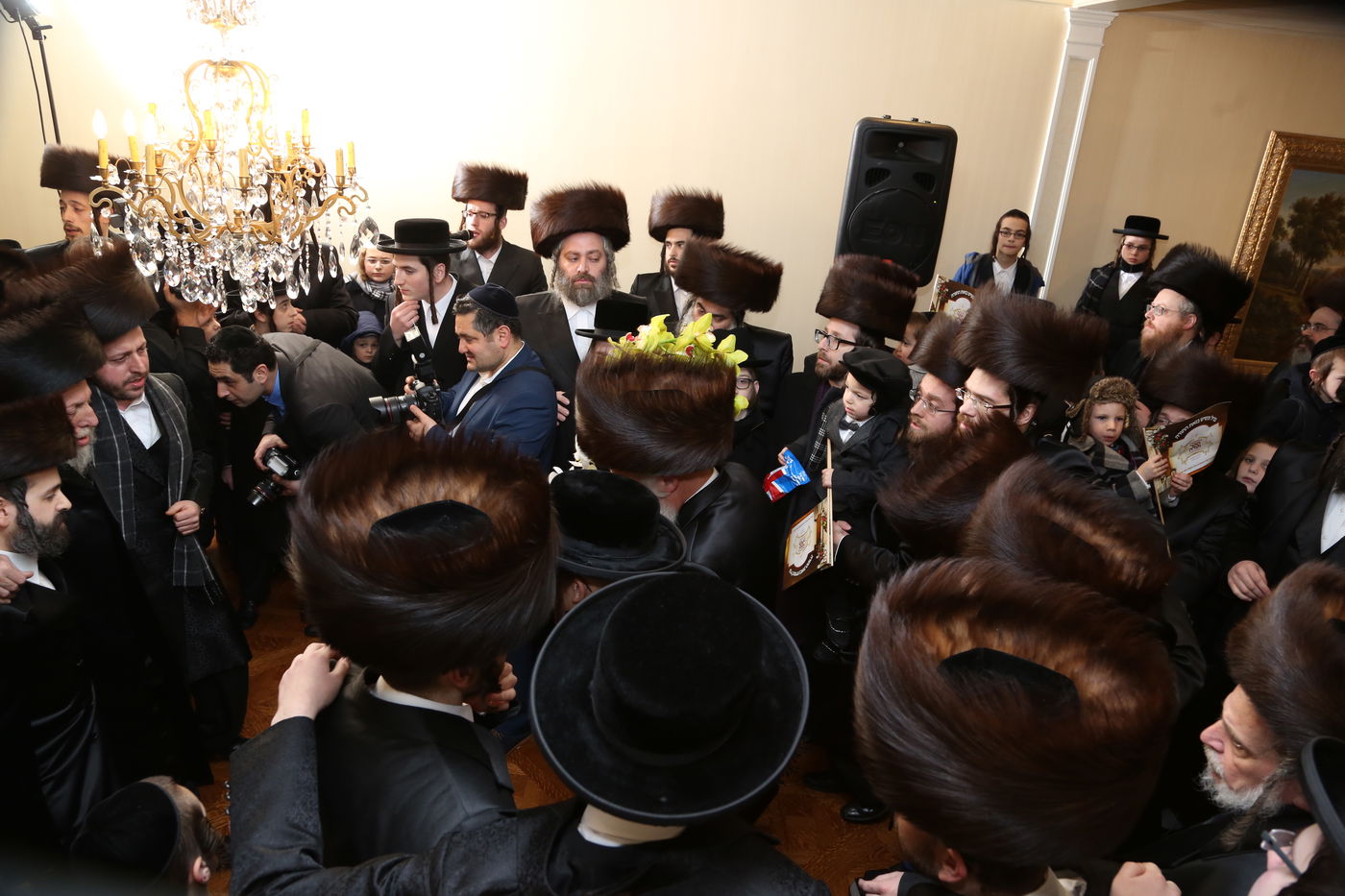 הכנסת ס"ת לזכר הנגיד מנחם שטארק הי"ד • תיעוד