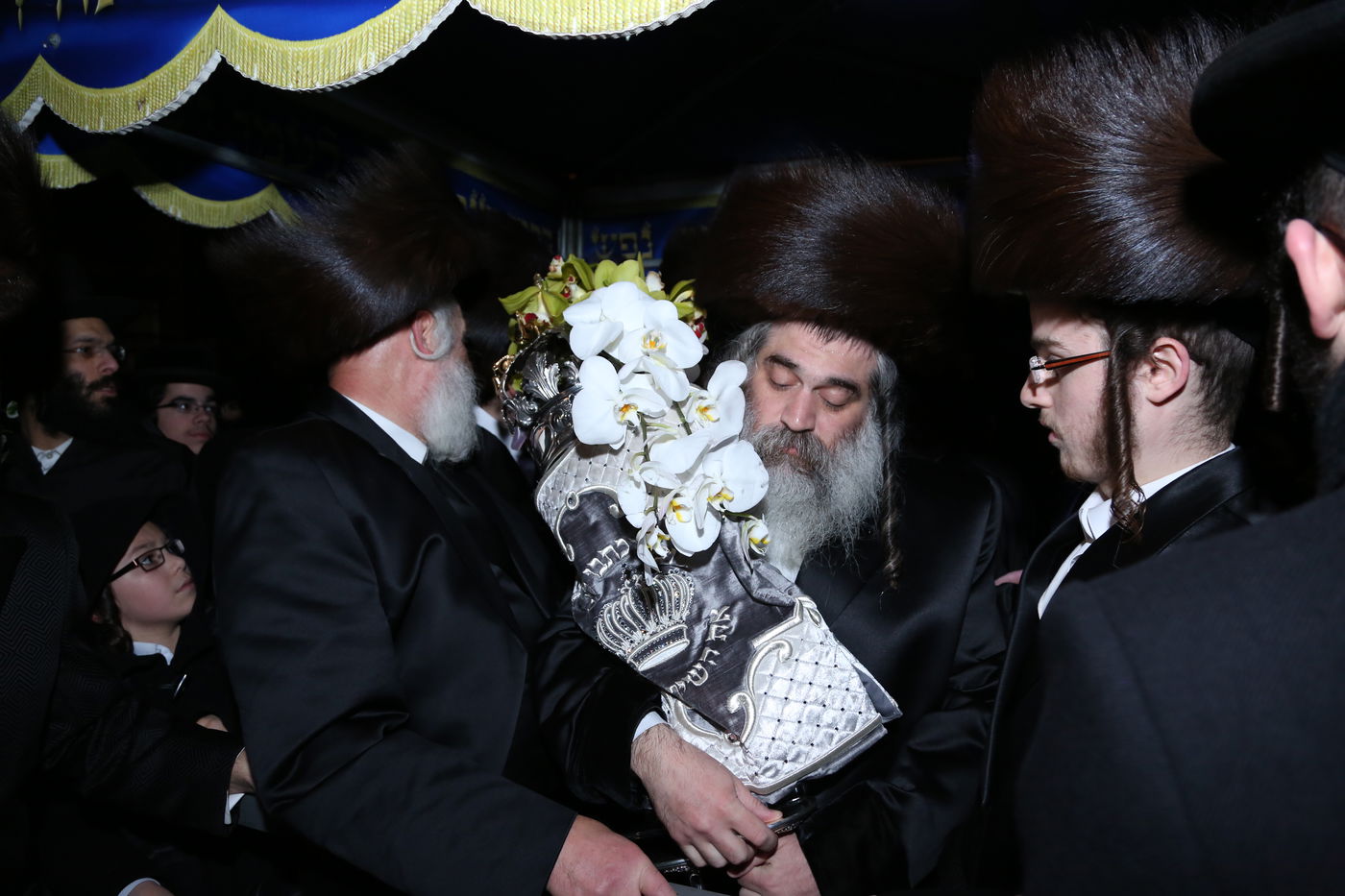 הכנסת ס"ת לזכר הנגיד מנחם שטארק הי"ד • תיעוד