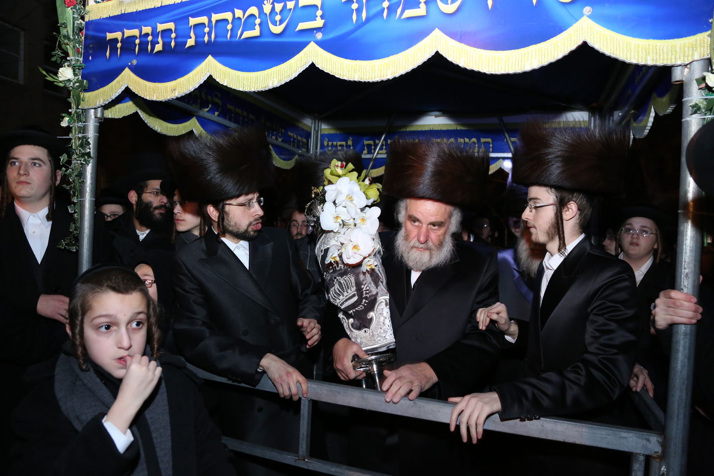 הכנסת ס"ת לזכר הנגיד מנחם שטארק הי"ד • תיעוד