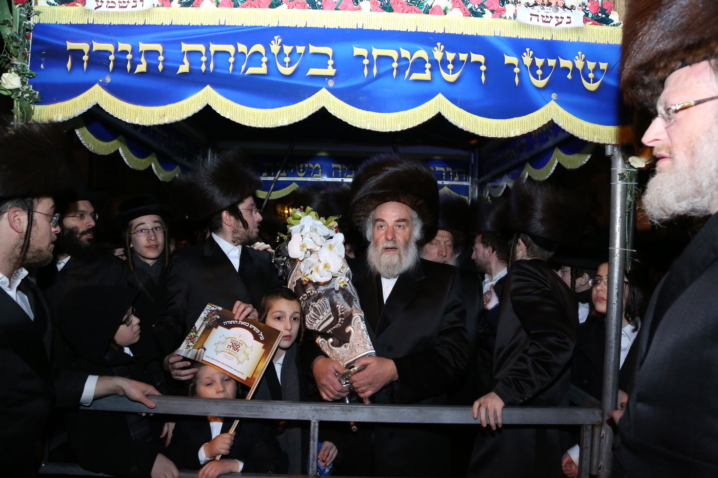 הכנסת ס"ת לזכר הנגיד מנחם שטארק הי"ד • תיעוד