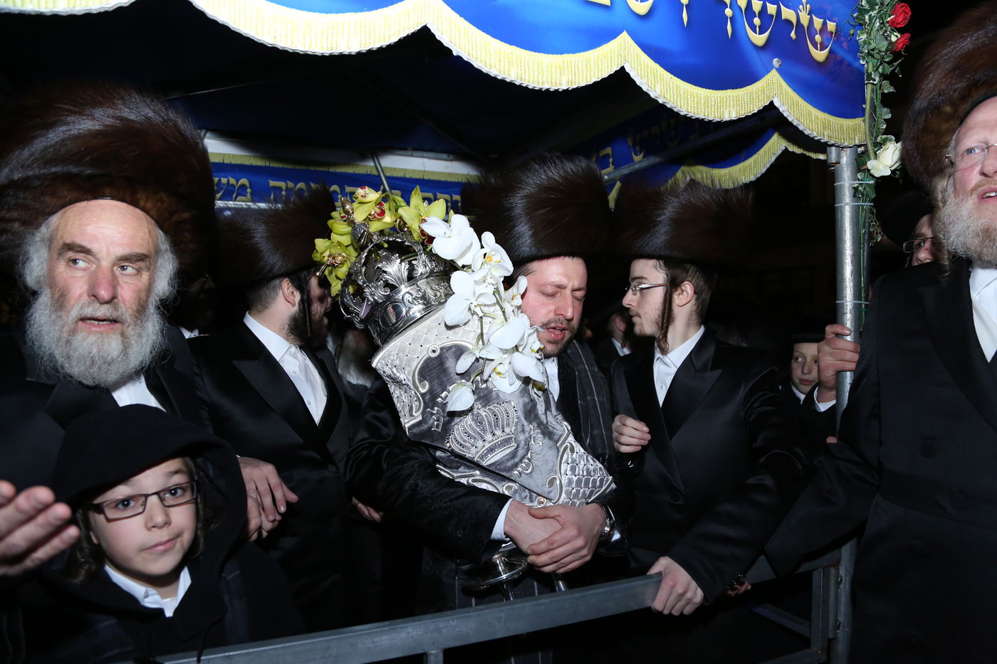 הכנסת ס"ת לזכר הנגיד מנחם שטארק הי"ד • תיעוד