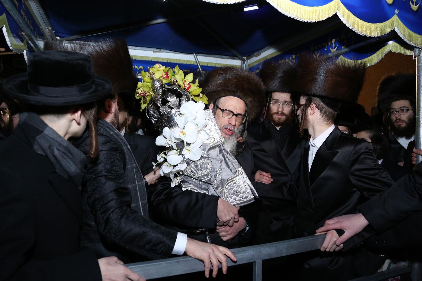 הכנסת ס"ת לזכר הנגיד מנחם שטארק הי"ד • תיעוד