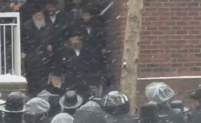 למרות הקור העז: הרבי מגור יצא לבית חסידיו ושימש כסנדק