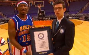 צפו: שיא גינס חדש ב'זריקת סבתא' מחצי מגרש