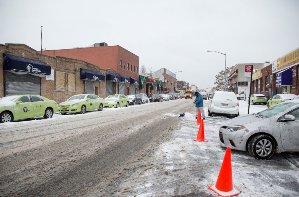 גלרית ענק: ילדי ניו יורק משחקים בשלג