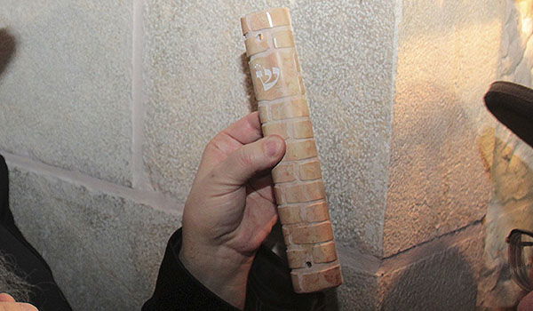 פתח תקווה: שני קטינים תלשו מזוזה בבית כנסת ותלו צלב במקומה