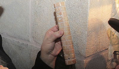 פתח תקווה: שני קטינים תלשו מזוזה בבית כנסת ותלו צלב במקומה