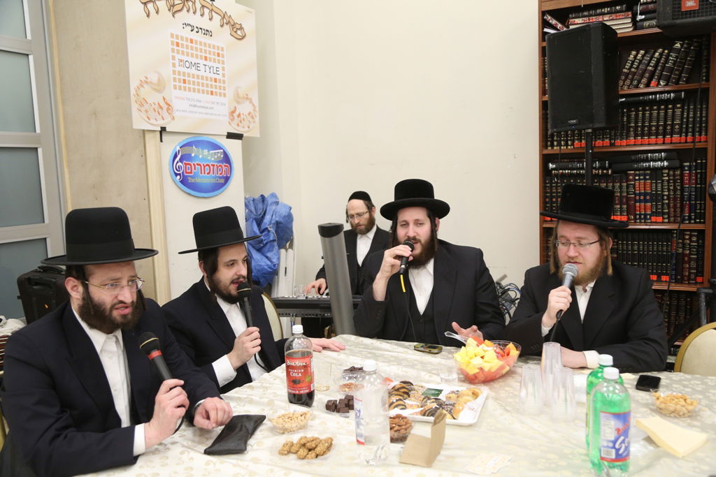 תיעוד: האדמו"ר מסאטמר חילק יין לנגידים