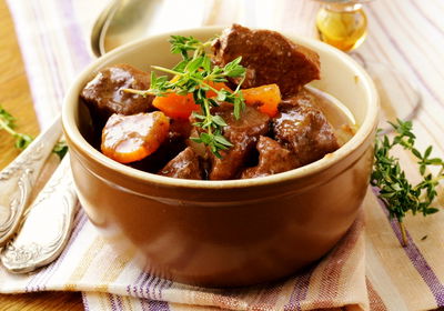 קדירת בשר וירקות מחממת ועסיסית