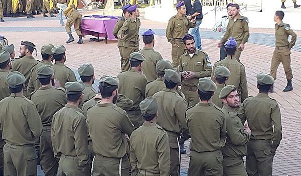 עם ציצית וכומתה סגולה: עשרות חרדים סיימו טירונות בגבעתי