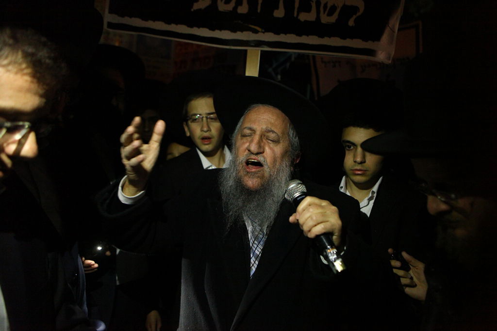 גלריה: 'המחבלים' הפגינו מול הכנסת ורוססו בגז מדמיע