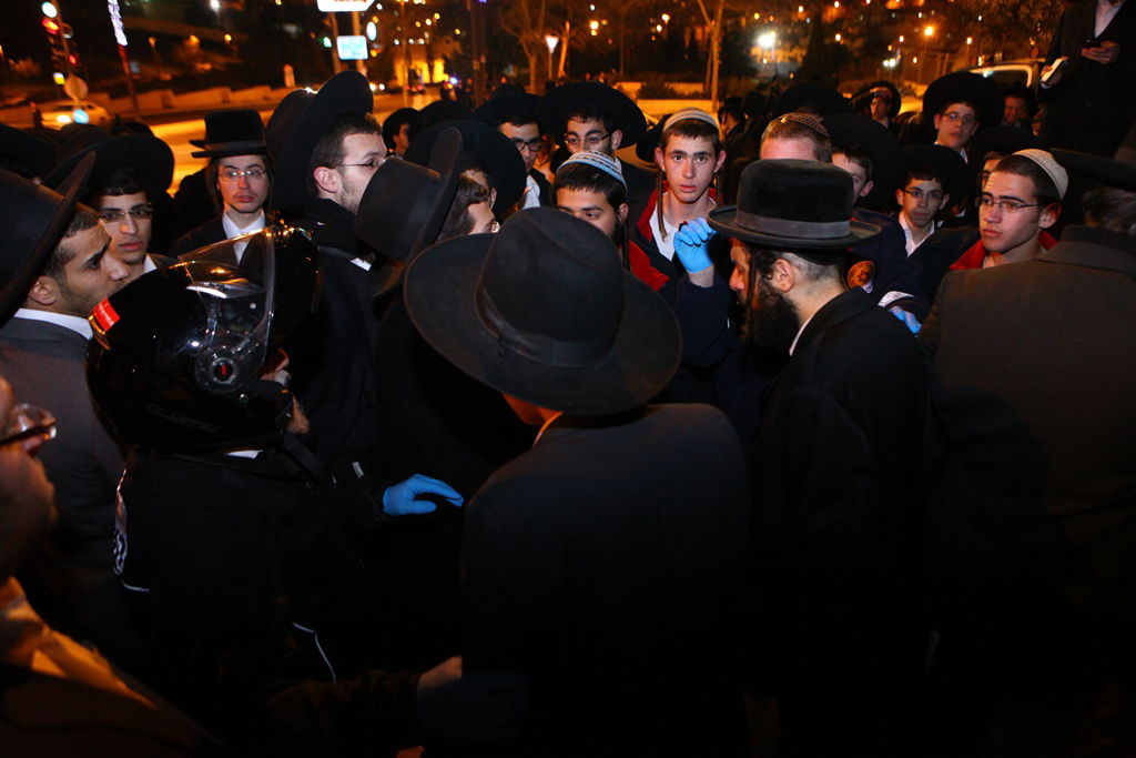 גלריה: 'המחבלים' הפגינו מול הכנסת ורוססו בגז מדמיע