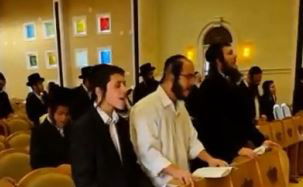 הרב שיק במצב קריטי; צפו בחסידיו מתפללים