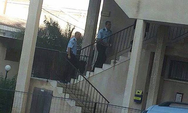 מפקדי המשטרה עולים לבית הגרב,ד פוברסקי