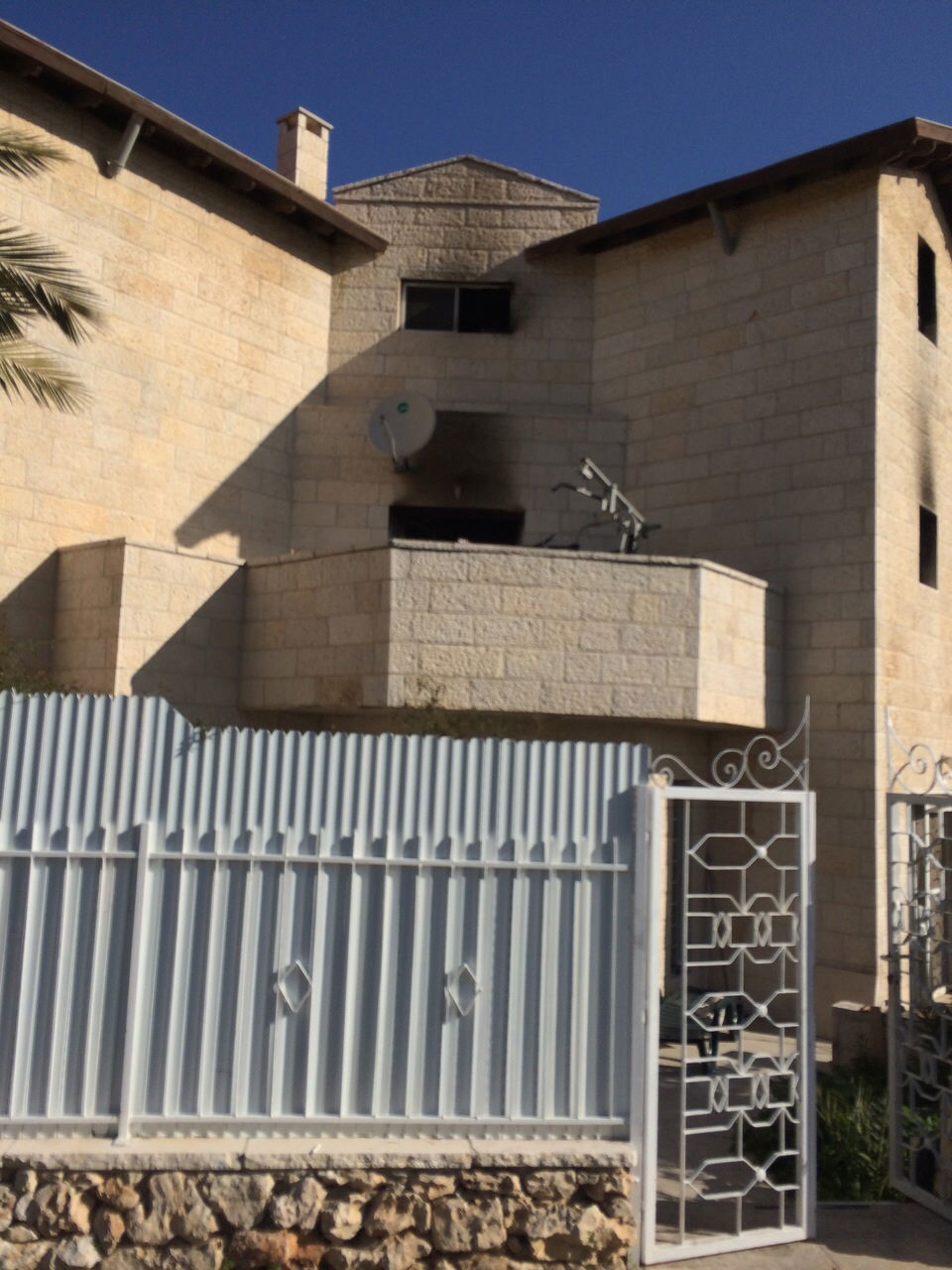 פסגת זאב: נשרפה למוות בגלל סכסוך שכנים