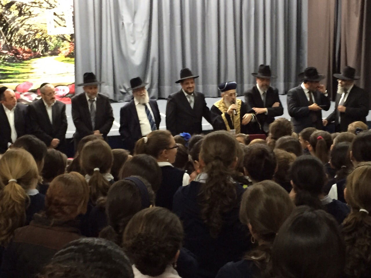 תיעוד בלעדי: הגר"י יוסף חיזק את בנות הסמינר החרדי במקסיקו