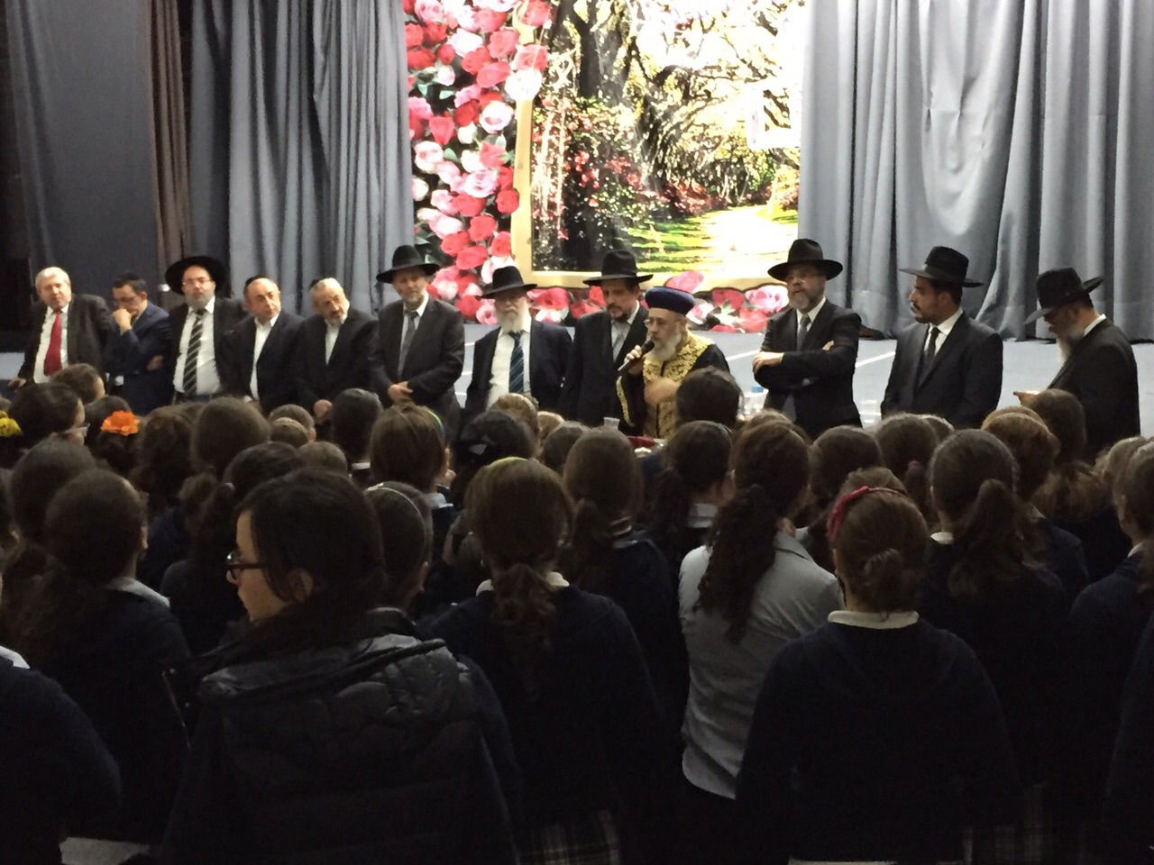 תיעוד בלעדי: הגר"י יוסף חיזק את בנות הסמינר החרדי במקסיקו