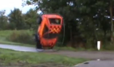 צפו: הגימיק שיעזור לכם להתהפך עם הרכב ולצאת בחיים