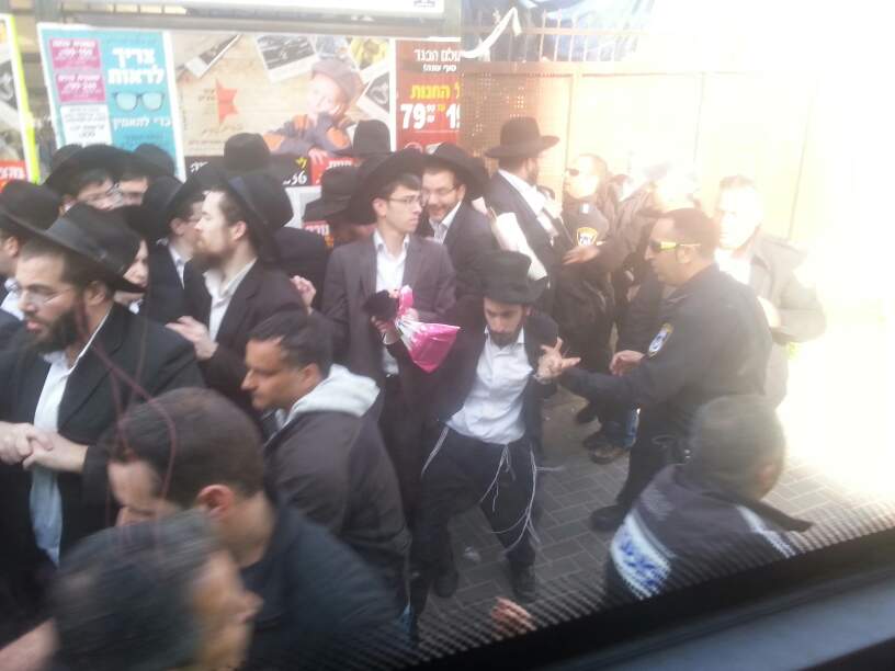 עשרות מפגינים חוסמים כבישים; 46 בחורים נעצרו