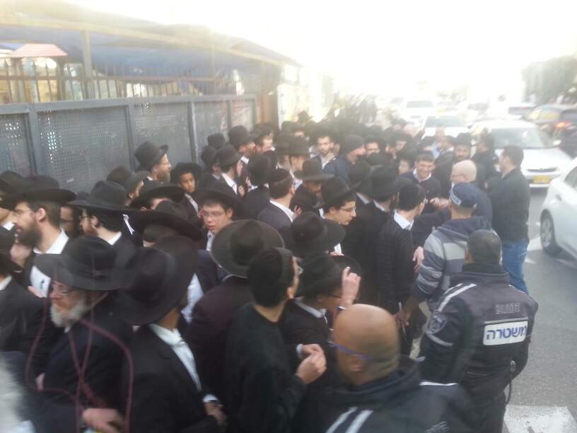 עשרות מפגינים חוסמים כבישים; 46 בחורים נעצרו