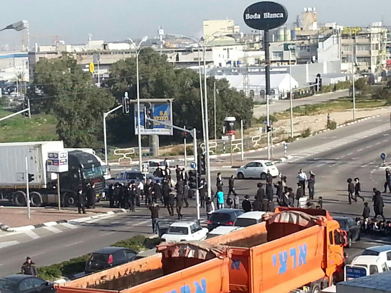 עשרות מפגינים חוסמים כבישים; 46 בחורים נעצרו