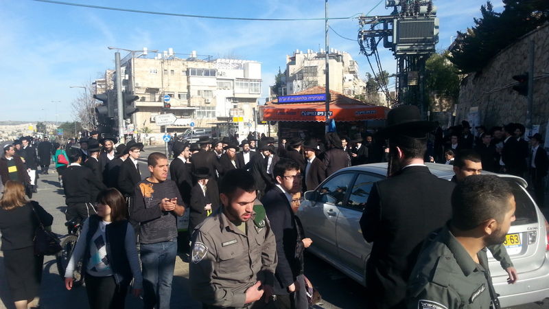 עשרות מפגינים חוסמים כבישים; 46 בחורים נעצרו