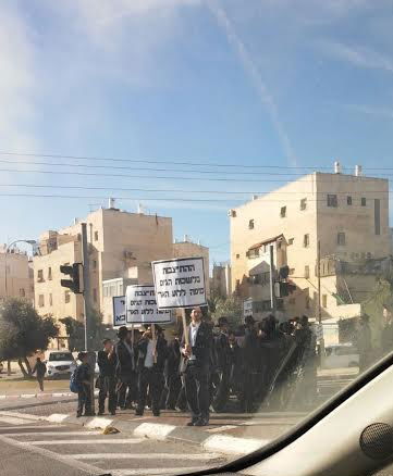 עשרות מפגינים חוסמים כבישים; 46 בחורים נעצרו