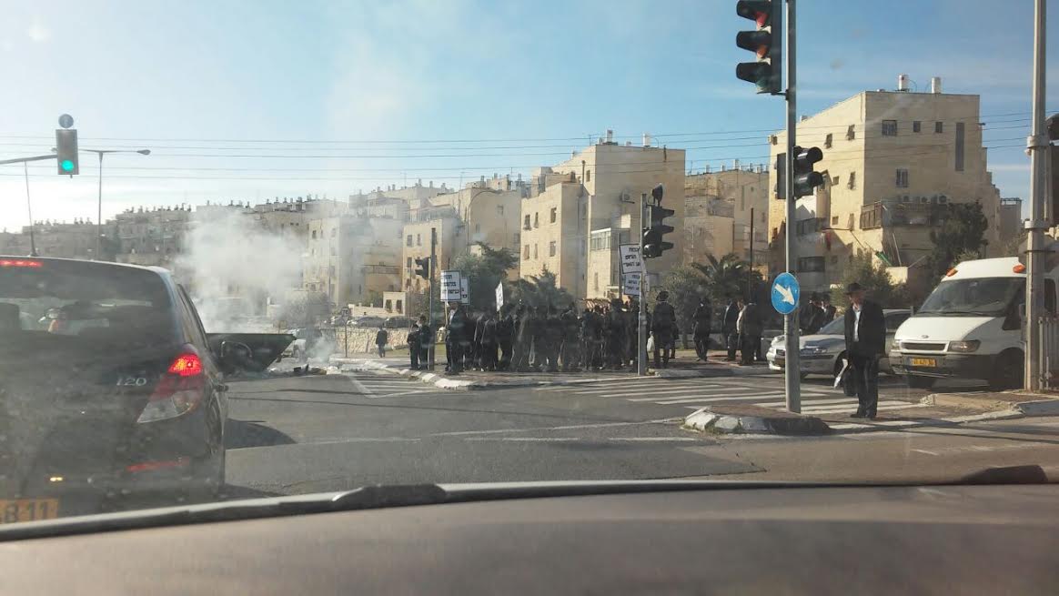 עשרות מפגינים חוסמים כבישים; 46 בחורים נעצרו