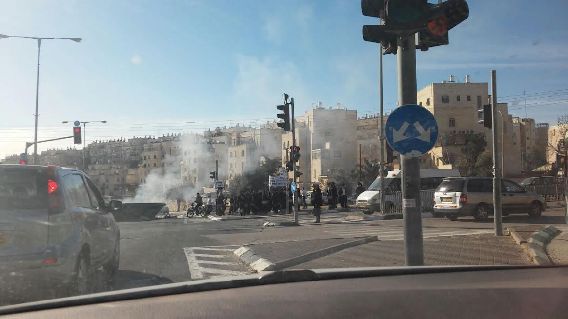 עשרות מפגינים חוסמים כבישים; 46 בחורים נעצרו