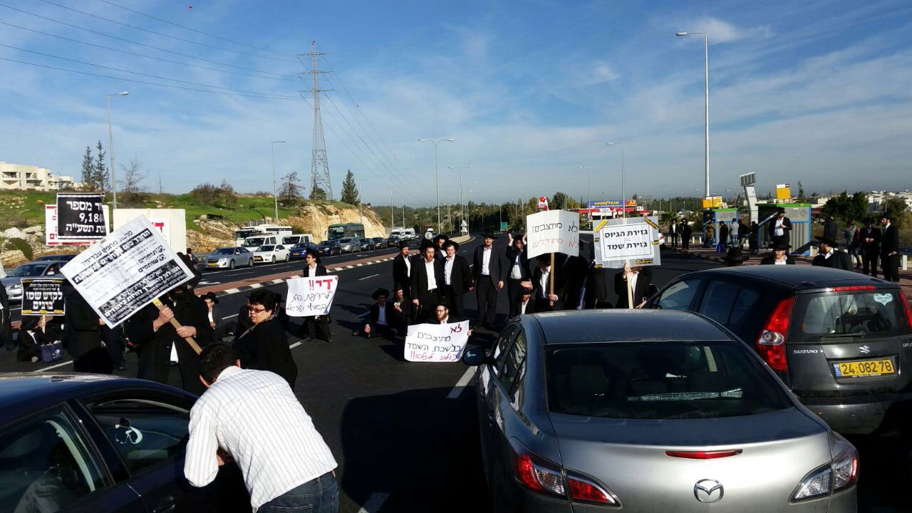 עשרות מפגינים חוסמים כבישים; 46 בחורים נעצרו