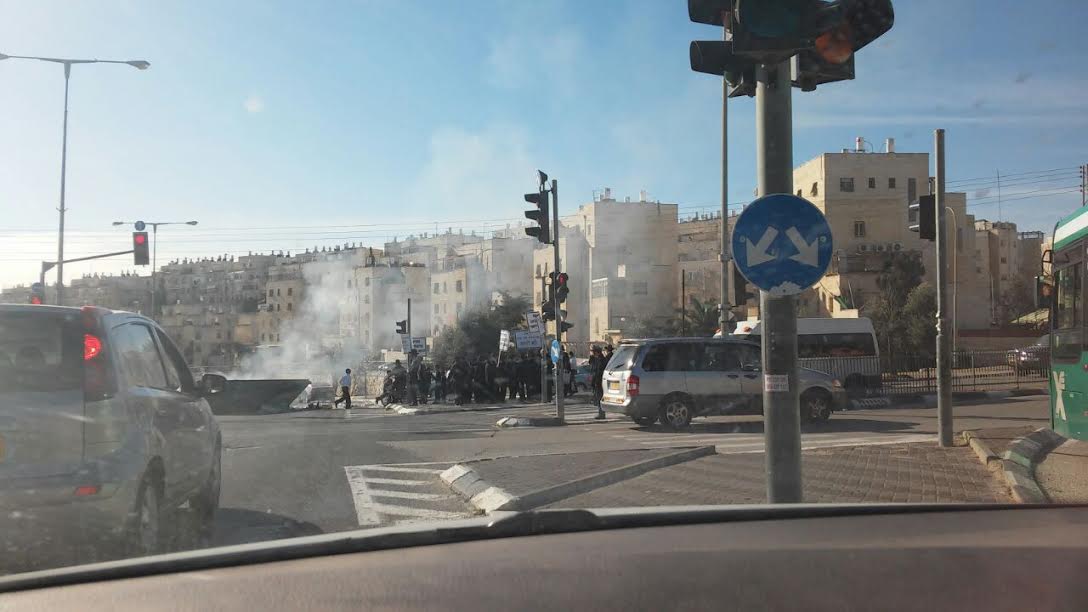 עשרות מפגינים חוסמים כבישים; 46 בחורים נעצרו