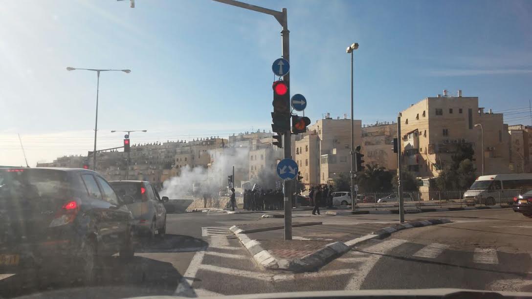 עשרות מפגינים חוסמים כבישים; 46 בחורים נעצרו