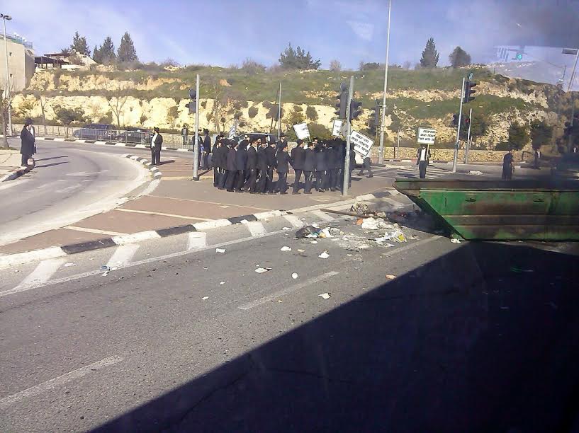 עשרות מפגינים חוסמים כבישים; 46 בחורים נעצרו