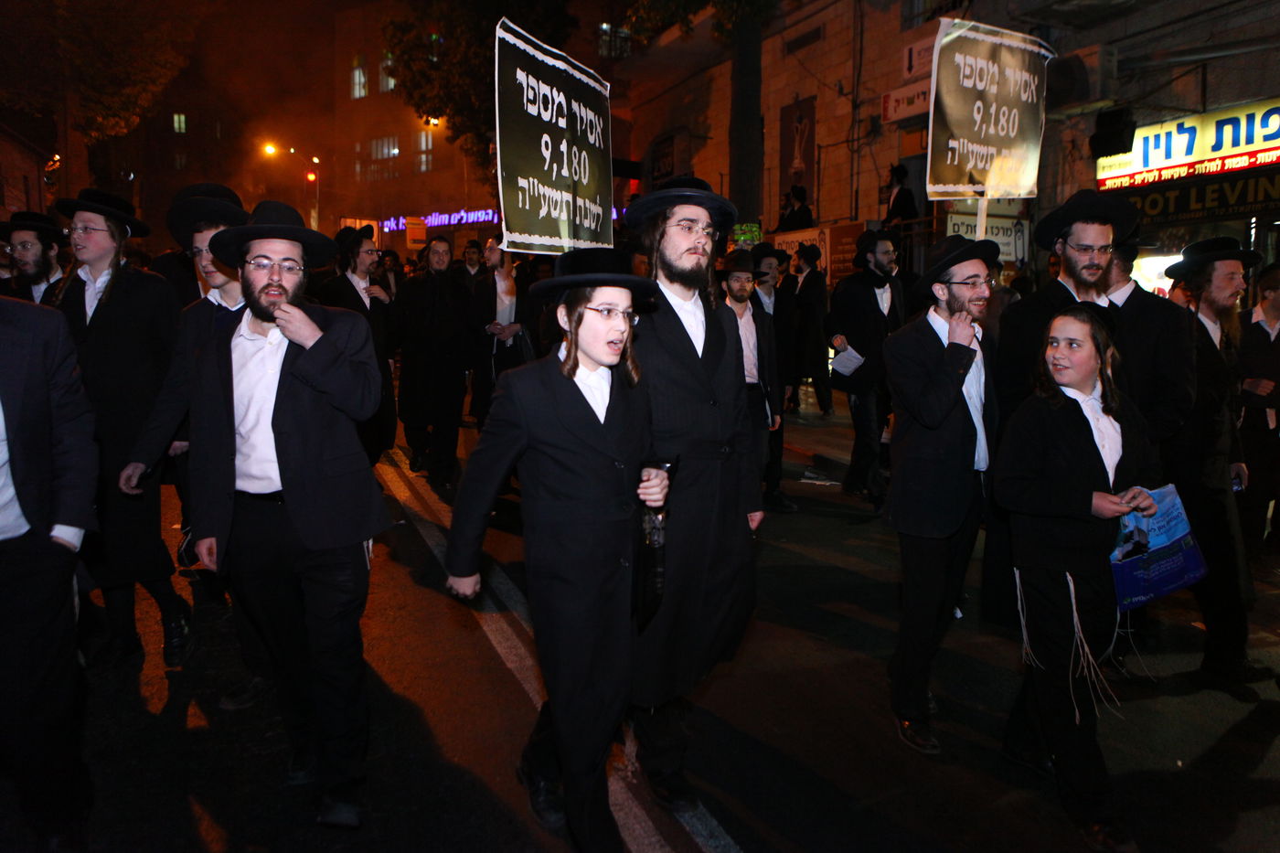 גלריה: עשרות הפגינו ב"כיכר השבת" נגד מעצר העריקים מפוניבז'