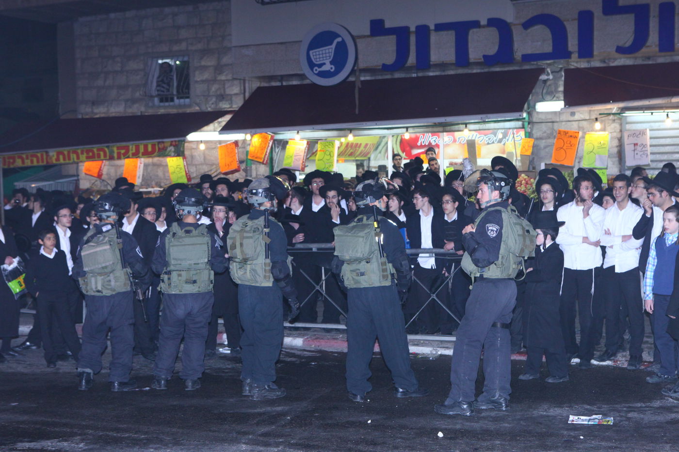 גלריה: עשרות הפגינו ב"כיכר השבת" נגד מעצר העריקים מפוניבז'