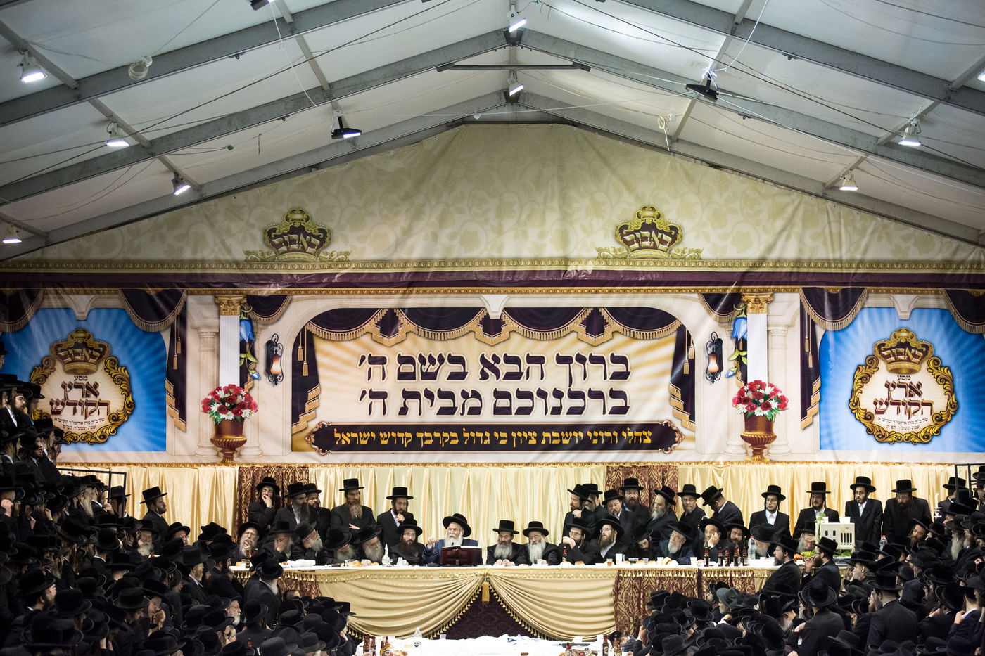 תיעוד ענק: טיש ט"ו בשבט של האדמו"ר מבאבוב